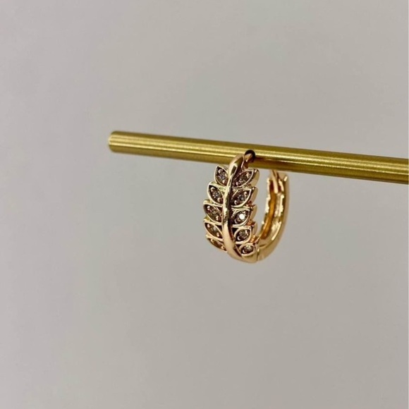 Beautiful Pair of High Quality Gold Plated French Hoop Earrings - Picture 1 of 3
